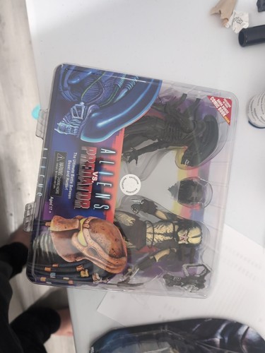 2015 Toys R Us Exclusive NECA Aliens vs Predators 2 Pack RARE NIB - Picture 10 of 10
