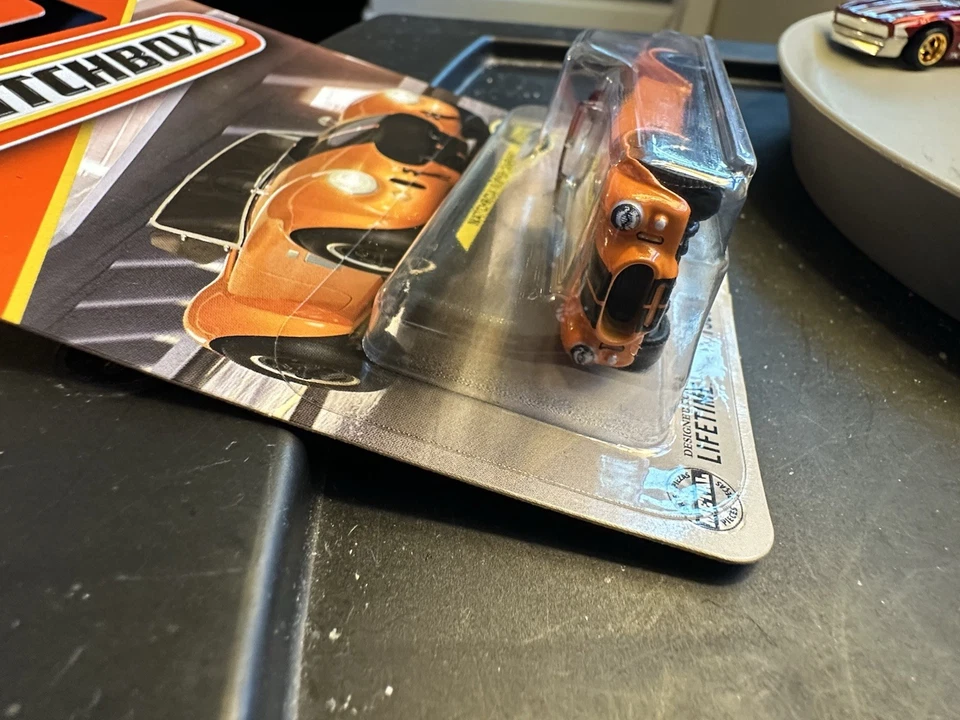 Matchbox 2025 Super Chase 1965 Shelby Cobra 427 naranja metálico con protector Foto 4 de 4