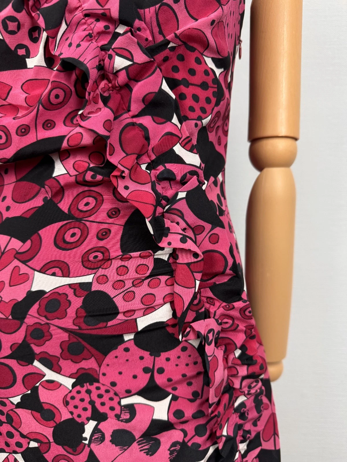 Abito slim Love Moschino rosa fantasia cuori animalier senza maniche scollo a V zip laterale 4