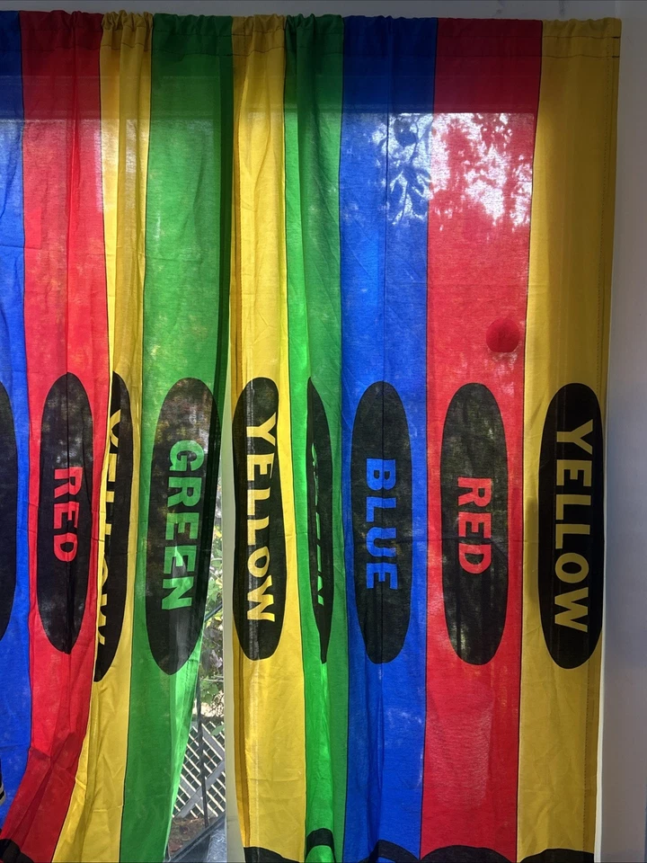 Cortinas de ventana coloridas con diseño de crayón Foto 2 de 4