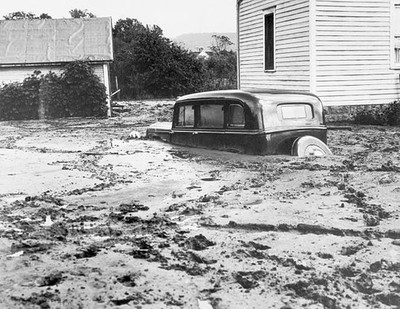 Winona MN Here's what happened to Bennie Frickson's auto when heav- Old Photo
