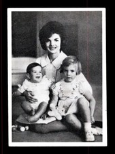 1964 TOPPS JOHN F KENNEDY #46 JACKIE KENNEDY POSES WITH HER TWO CHILDREN