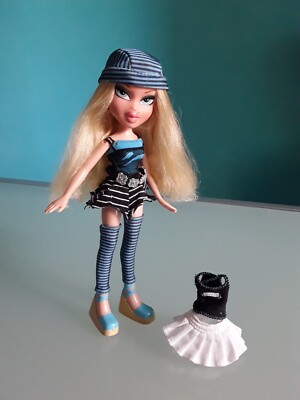 ''BRATZ DOLL'', MGA, ''Treasures'', ''CLOE'', Modell 2005, Höhe 25 cm.