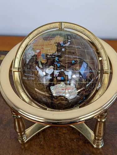 Rotating gemstone globe on brass stand with compass, mother-of-pearl black, 23cm - Picture 17 of 18