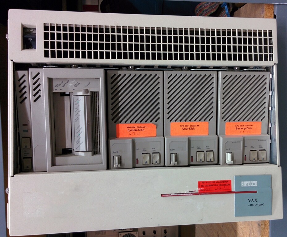 Minicomputadora Digital Equipment Corporation (DEC) VAX4000-300