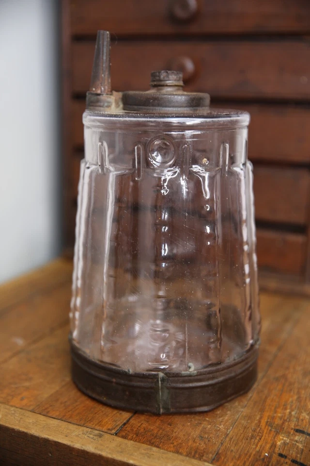 Старинная винтажная банка из керосинового стекла с моторным маслом фиолетовая с металлическим носиком - Изображение 4 из 4