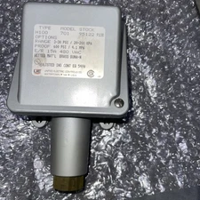 United Electric Controls H100 701 Pressure Switch 3-30 PSI 20-200 Kpa 10 Amp
