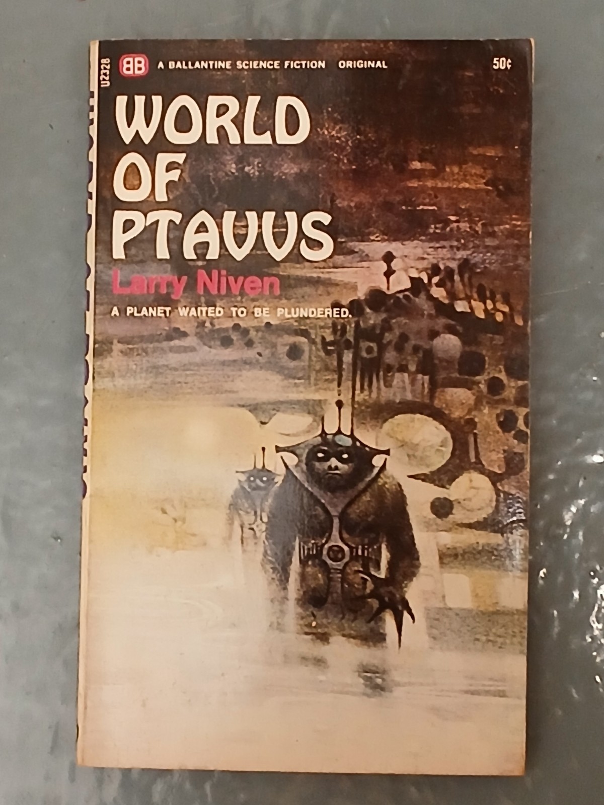 Libro Vintage "World of the Ptavvs" di Larry Niven