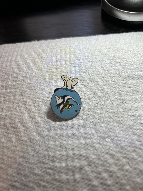 Disney Cast Lanyard Finding Nemo Gill Fish Bag Trading Pin Rare White Top-2005