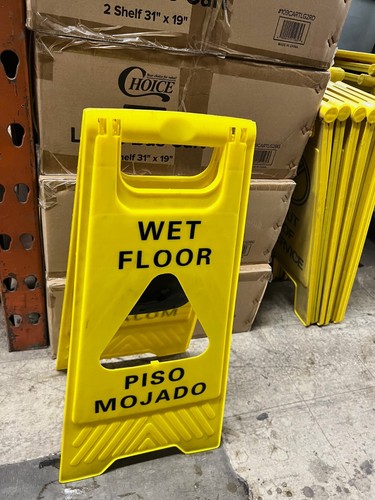 Insegna Mojado Pavimento Bagnato/Piso Doppio Lato Giallo Rubbermaid - Foto 3 di 5