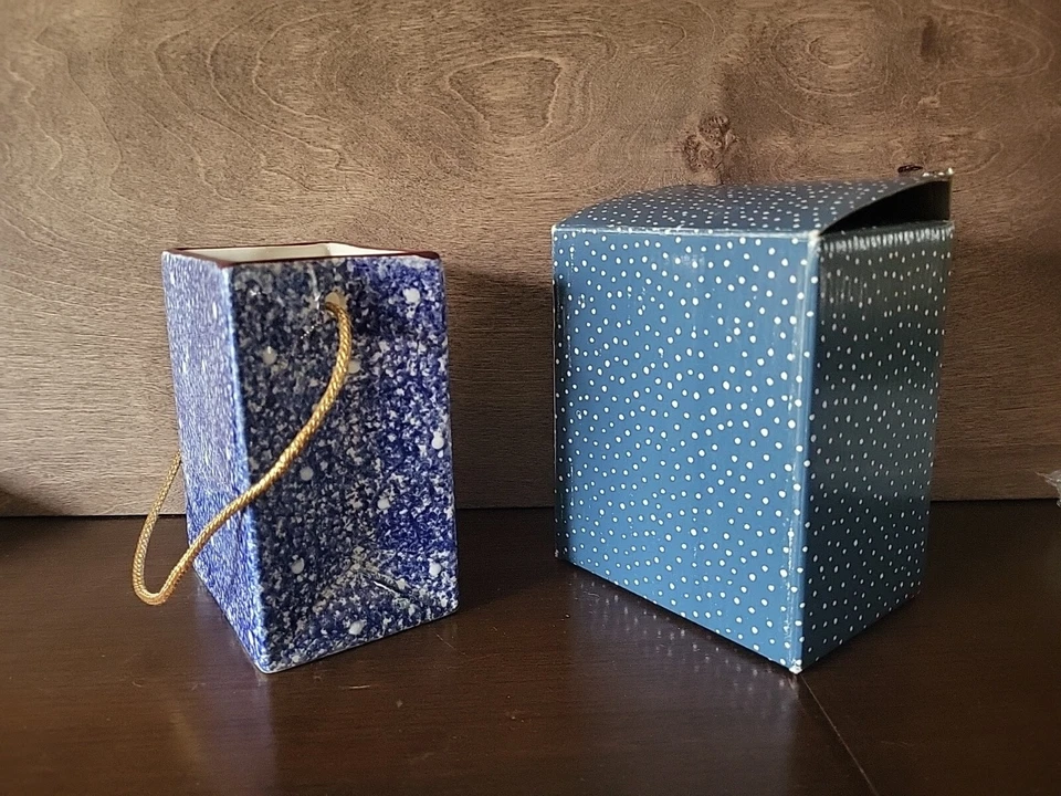  Bolsa de regalo Holiday Mountain Lodge cabaña de nieve azul escena navideña Foto 3 de 4