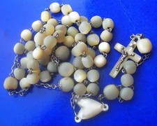 vers 1900 : Chapelet grains en nacre blanche coeur croix nacre chaine en argent