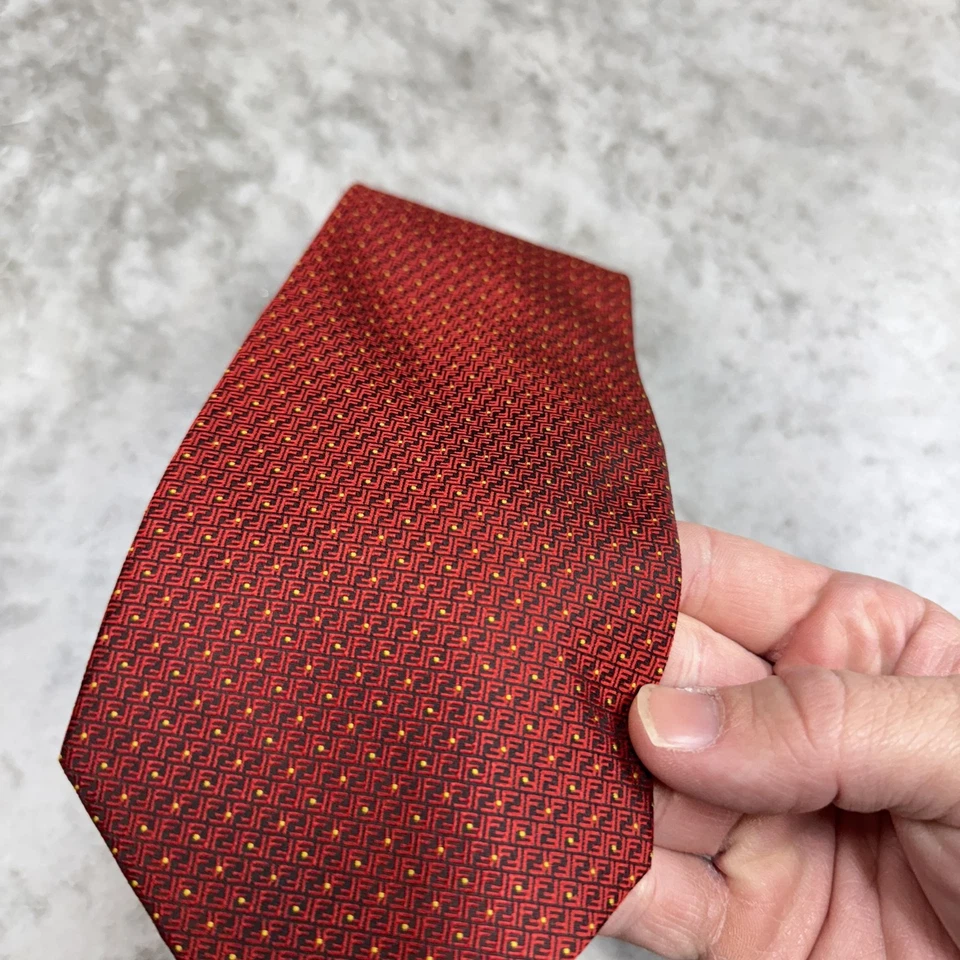 Corbata Fendi Para Hombre Roja Seda Hecha en Italia FF Monograma Geométrico Micro Patrón Foto 3 de 4