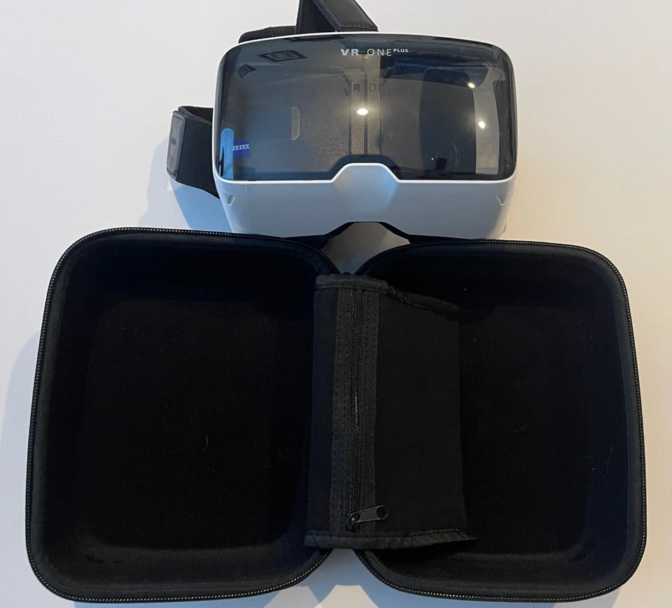 VR One Goggles Plus Headset Zeiss Virtual Reality Interactive 2017 Travel Case - Image 3 of 4