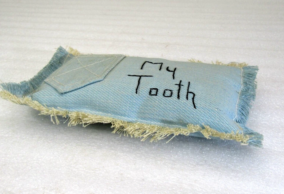 Almohada vintage hecha a mano Tooth Fairy con bolsillo denim flecos "My Tooth" años 70 Foto 2 de 4
