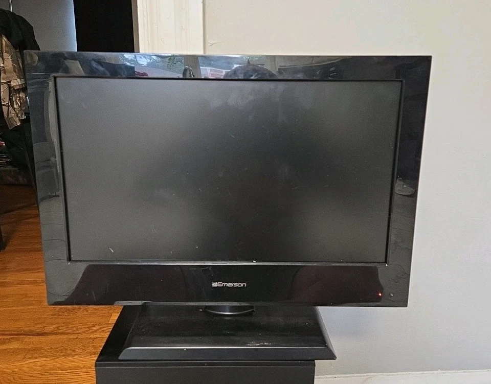 Emerson 19” TV LC195EM82 LCD Color Television  - Black 2011 - Image 2 of 4