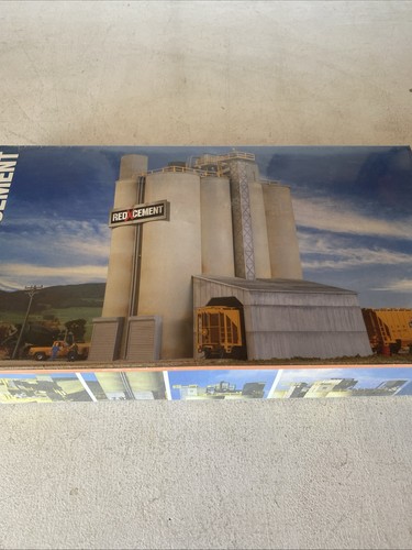 Kit de construcción de estructura de funcionamiento limitado Walthers 933-3704 HO rojo X cemento | Condition: New