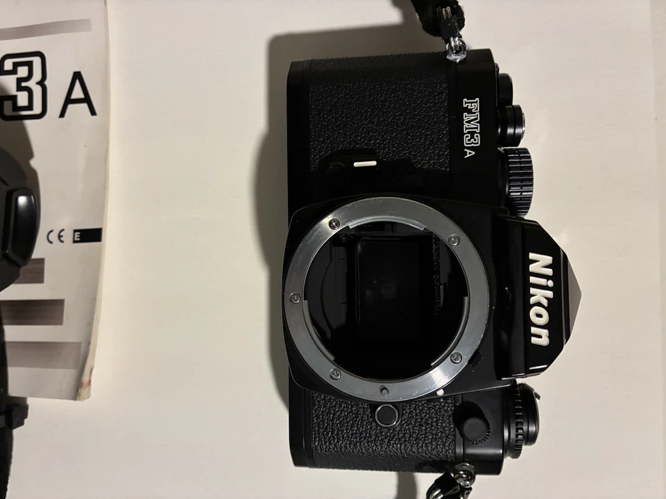 Nikon FM3a negra sin usar con correa y lente 55 mm f/1,8 Foto 2 de 4
