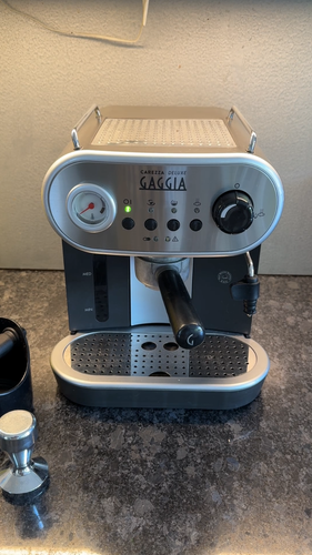 Máquina de café espresso Gaggia Carezza Deluxe con manipulador y caja de golpes. Funcionando - Vídeo 1 de 1