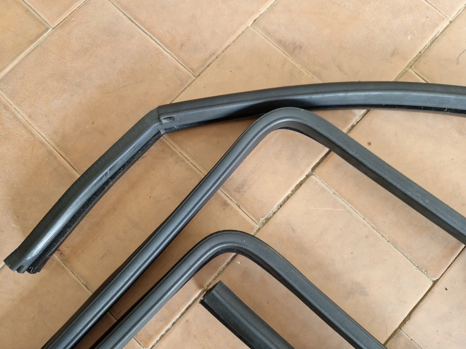 KIT JOINT CAOUTCHOUC VITRE DROITE & GAUCHE VW GOLF JETTA MK2 4 PORTES version... - Photo 4/4