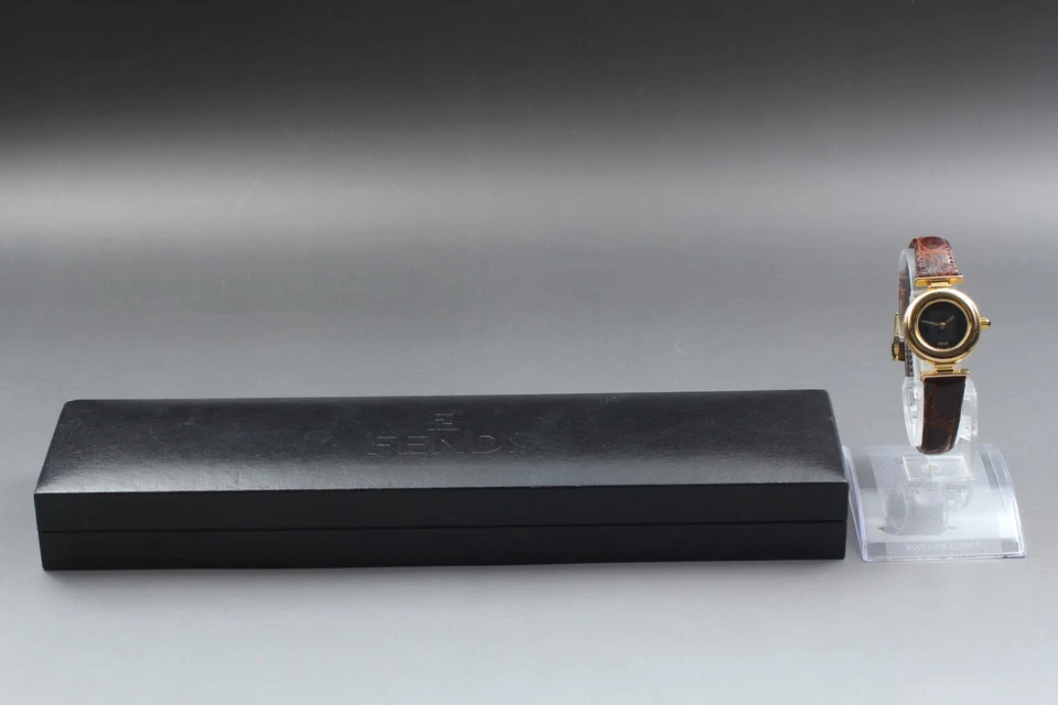 [Quase perfeito estado com caixa] Vintage FENDI 320L Ouro 23mm Mostrador Preto Relógio Feminino Quartzo - Imagem 2 de 4