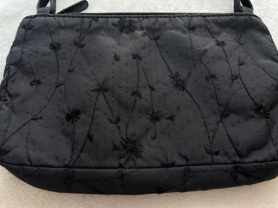 Bolso de hombro negro bordado LeSportsac Foto 3 de 4