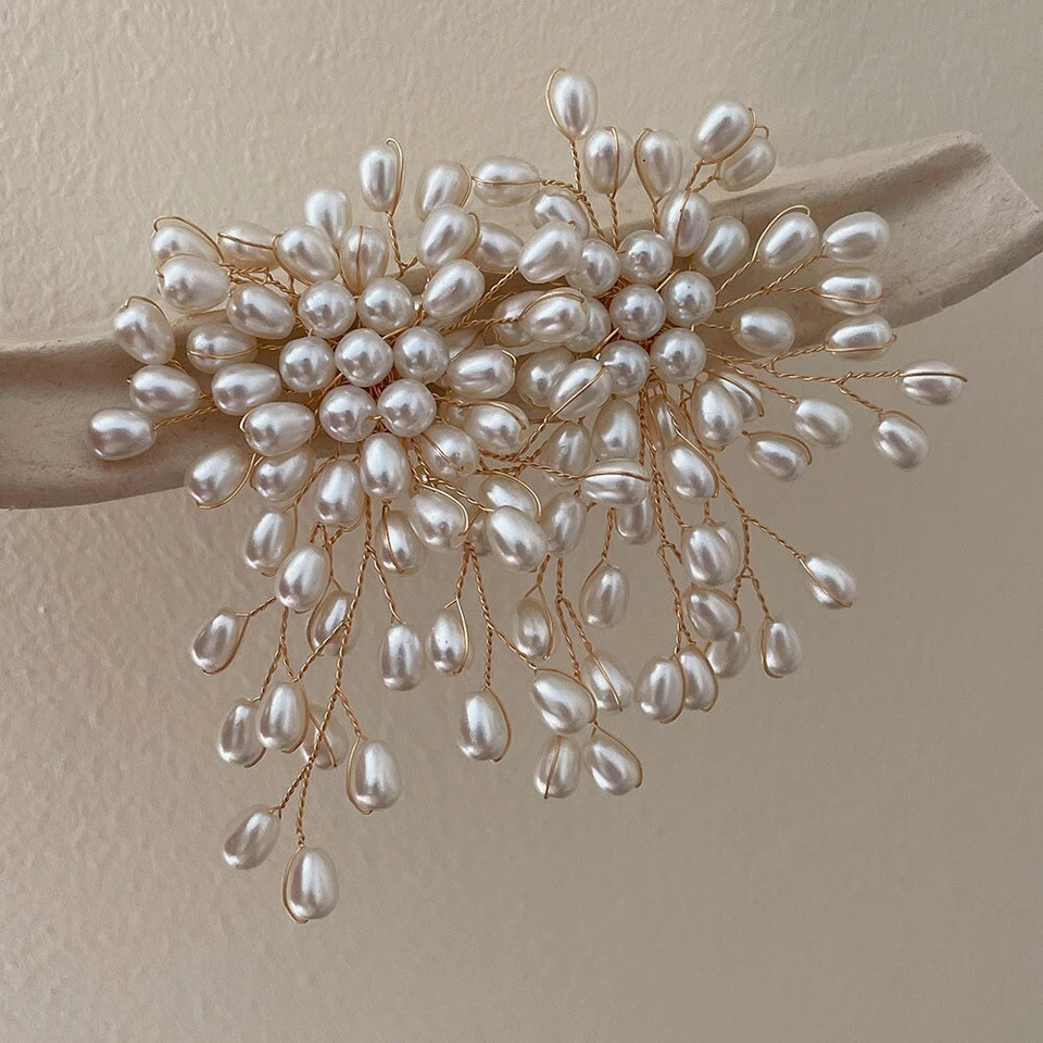 Pendientes de perlas en racimo blanco clip de metal dorado en cascada con tornillo trasero hechos a mano Foto 3 de 4