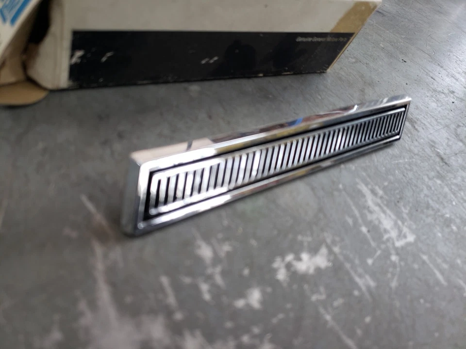 Nuevo de Lote Antiguo 1969 Buick Electra Lesabre Guardabarros Derecho Emblema Ventiport Trim Piece Foto 3 de 4