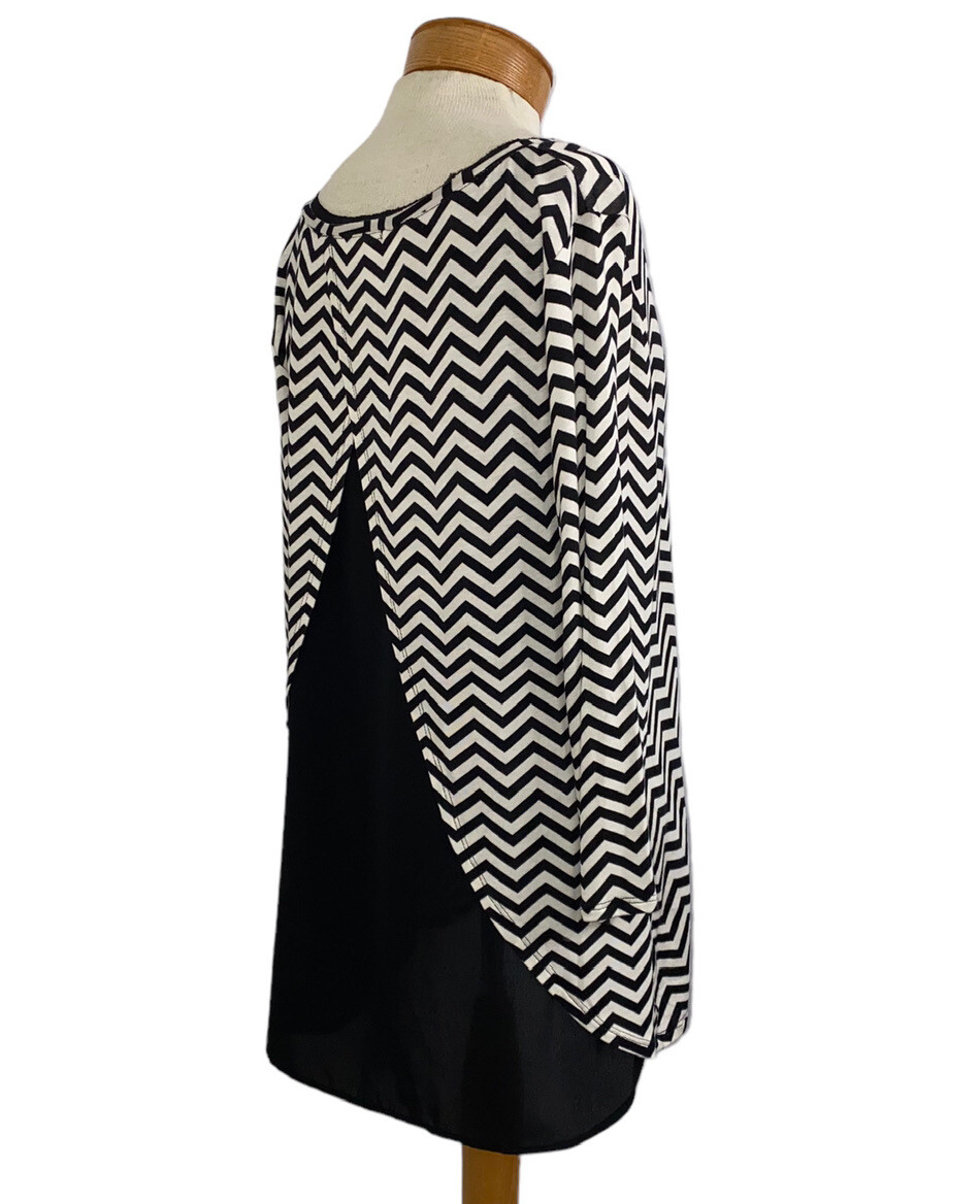B.L.U.E Black White Chevron Pattern Split Back Lo… - image 5