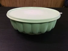 Tupperware 1202-3 Green Jello Mold with Insert and Sheer 1203-10 Seal (VG)
