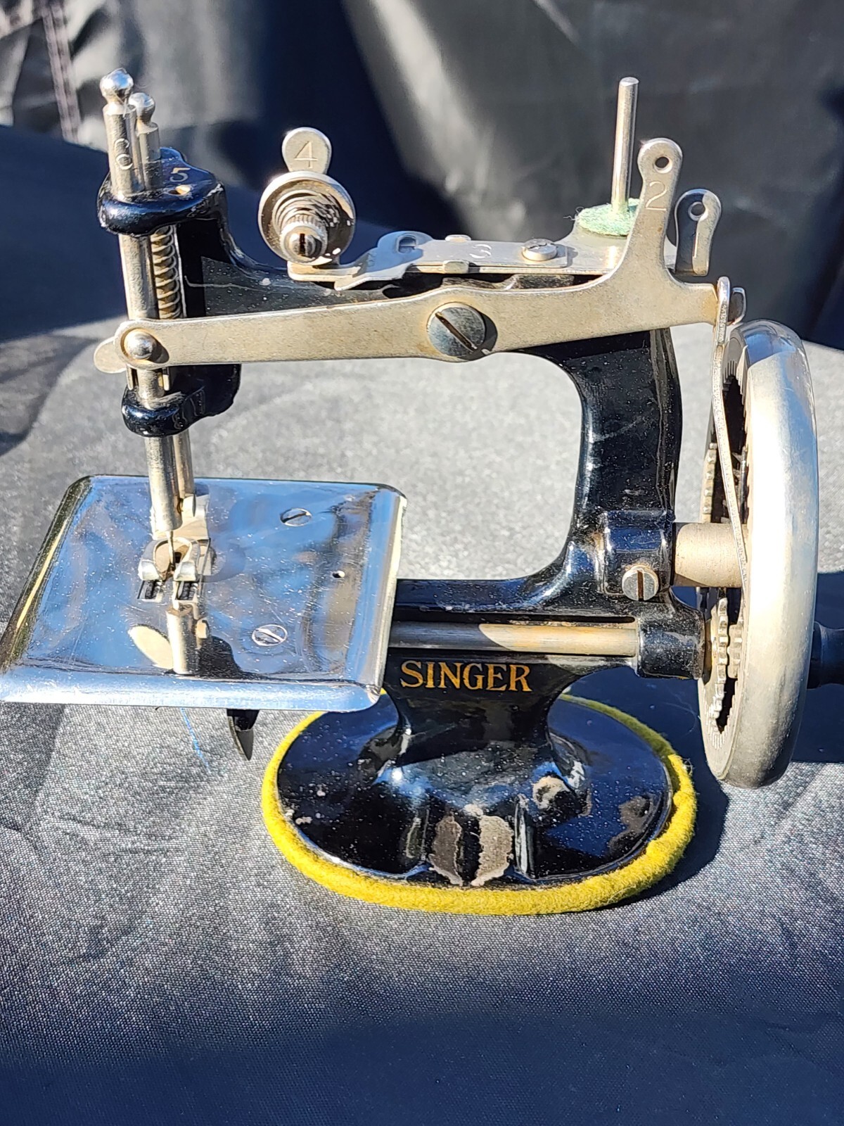 Antique/Vintage Singer Mini Sewing Machine Salesman Sample Childs Toy