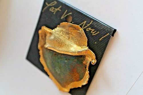 PAT V. NOW! SIGNED GOLDTONE MULTI COLOR MODERNIST PIN 2 1/4 X 2 1/2" ON CARD - Picture 2 of 4