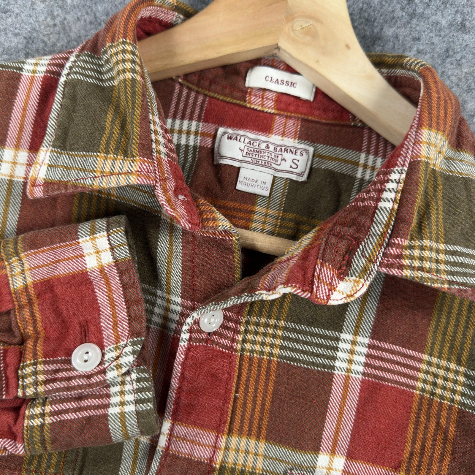 Wallace & Barnes Shirt Mens Small Red Green Plaid Flannel Classic Button Down