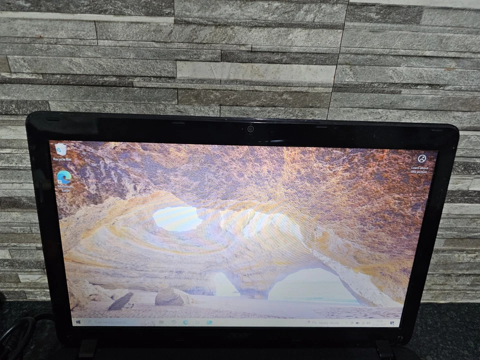 J239 Acer TMP253 Laptop i3 3rd Gen 4Gb Ram 128Gb Ssd wifi 15.6 Windows 10 - Image 2 of 4