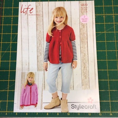 Stylecraft Life D/K Rundhals Swing Mantel Strickmuster 9439 Größen 22-30''