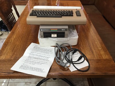 Commodore 64 Computer Model 1541 Single Drive Floppy Disk + KEYBOARD - Powers On