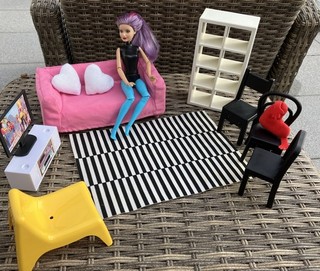 Barbie/Clone Wohnmöbel Ikea HUSET mit Barbie TV Sideboard und Barbie“!
