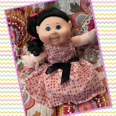 Sweet Cabbage Patch Kinder Puppe Jakks Pacific Girl schwarz gewelltes Haar blaue Augen