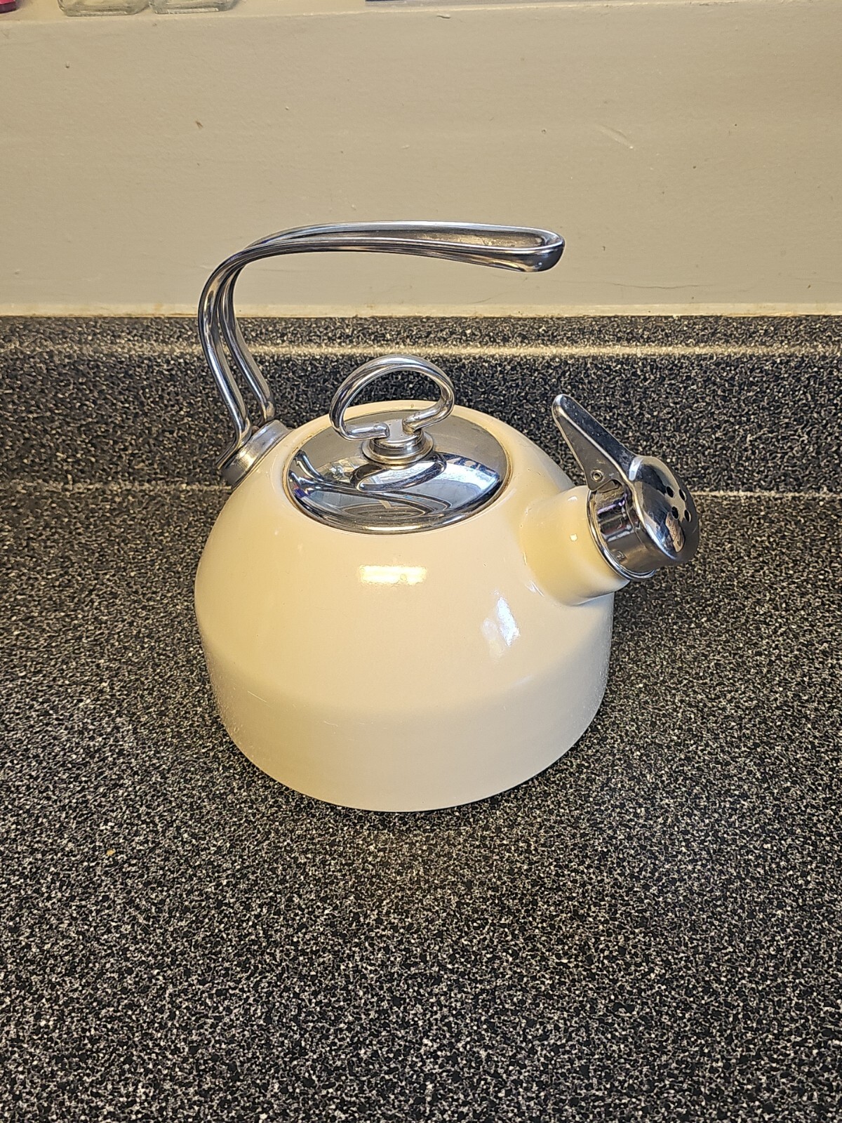 Vintage Chantal Classic Harmonic Whistling 1.8 Qt Tea Kettle Creamy