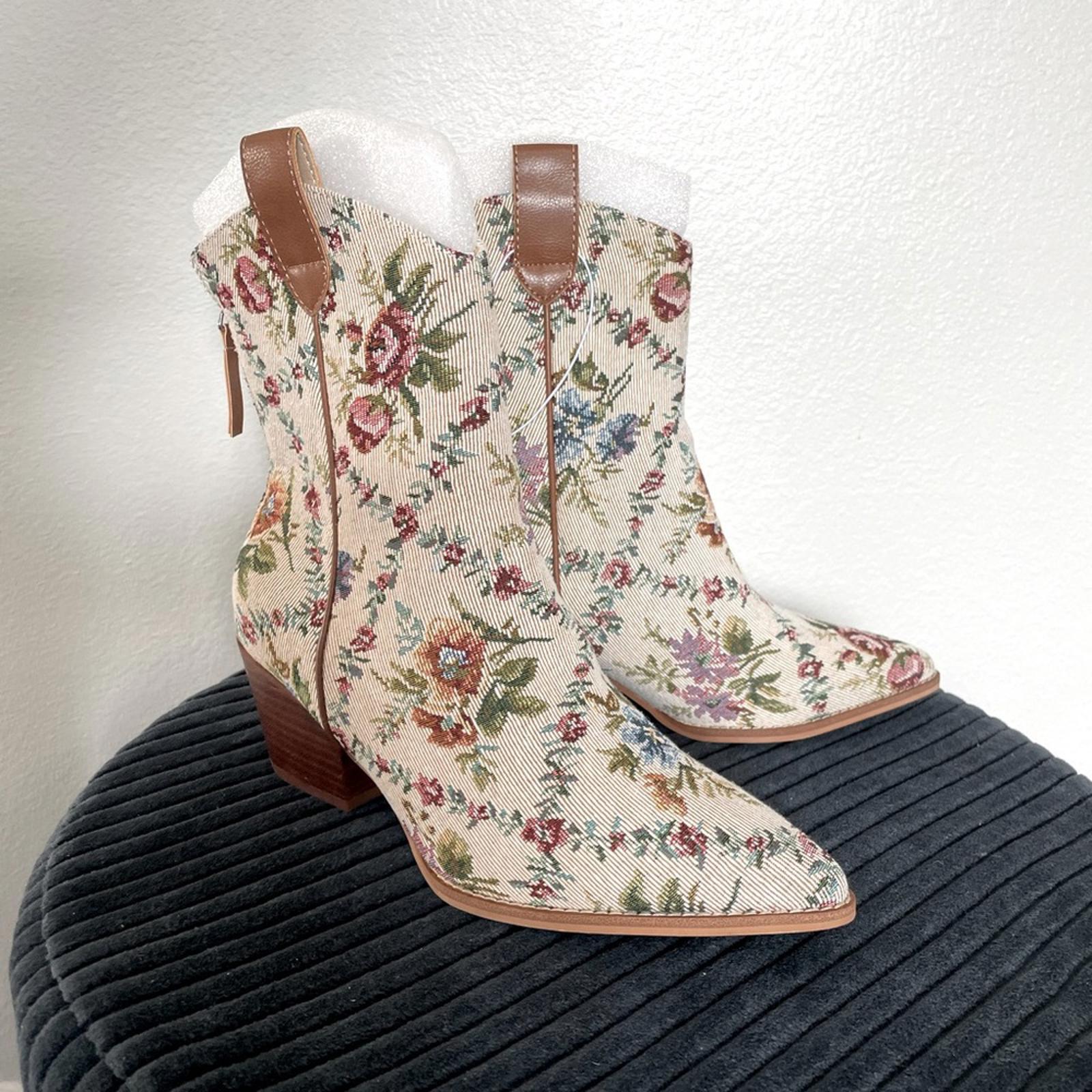 Women's Size 8.5 Floral Embroidered Cowgirl Ankle Boots