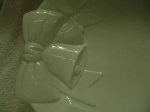 VINTAGE BIANCO GRANDE PIATTO 18 3/4" x 13,5" CAMPANA DI NATALE CON NASTRO E FIOCCHI - Foto 3 di 5