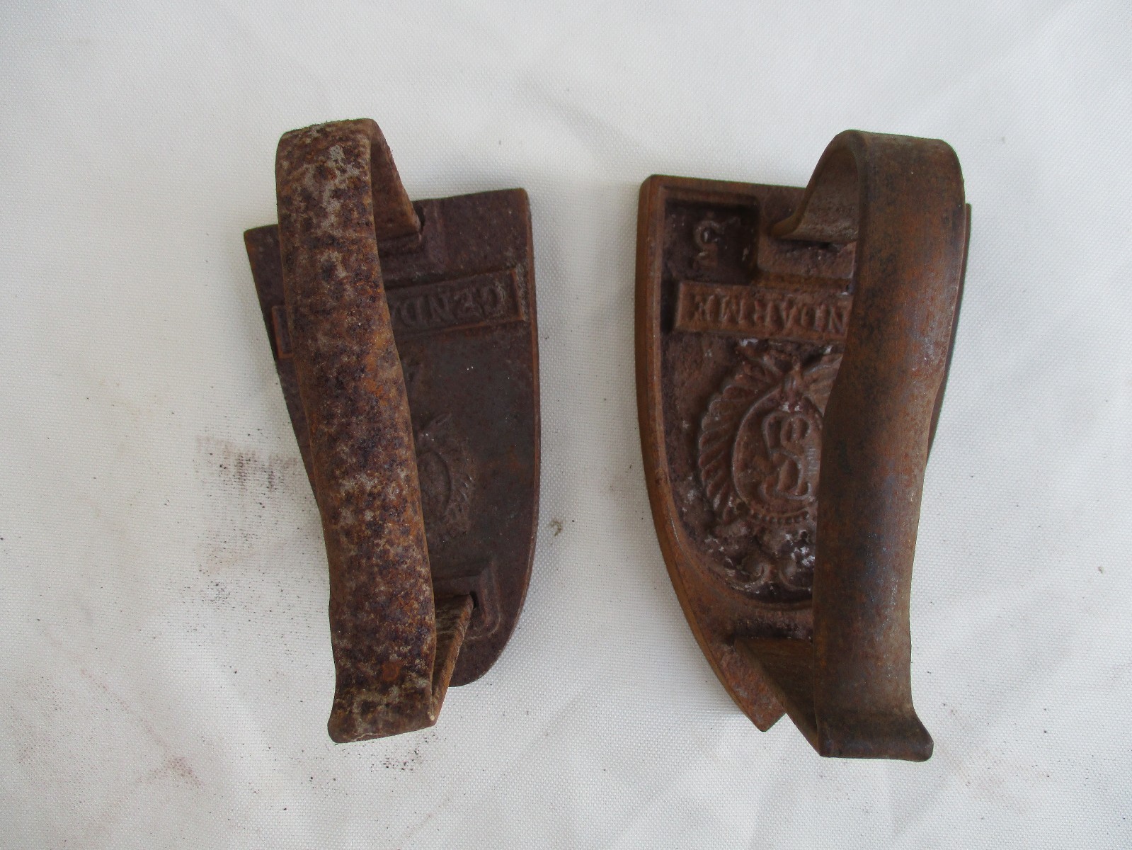 2 Anciens fers en fonte à repasser Gendarme N°4 et N°5 | eBay