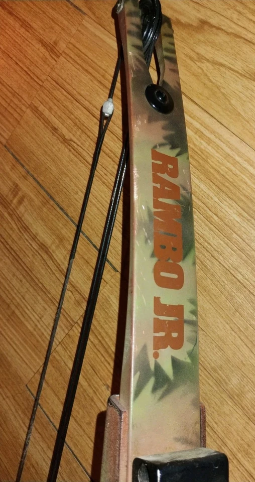 RAMBO Jr Hunting Compound Bow by Hoyt, 45# Pull, 25" Draw, 6 Arrows Included!  - Image 4 of 4