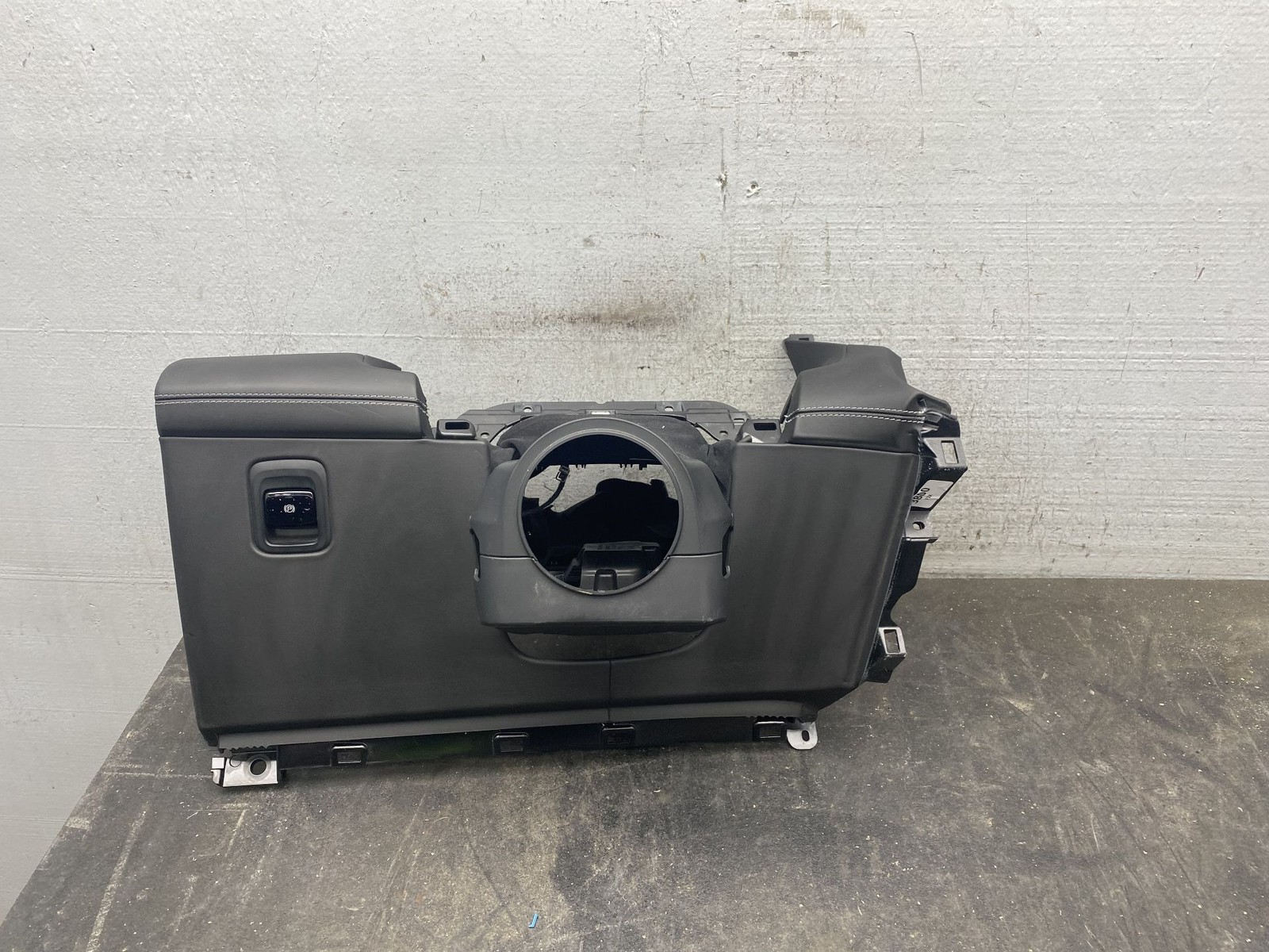 2023 MASERATI GRECALE M182 OEM FRONT LEFT LOWER KNEE BOLSTER TRIM COVER *INDENT*