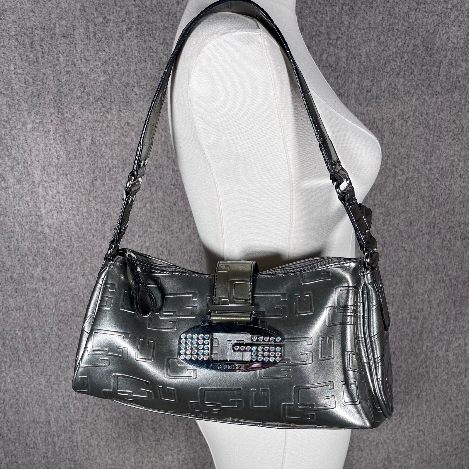 Borsa a tracolla vintage Y2K argento metallizzato con pietre preziose monogramma Guess Soho Baguette