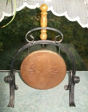 Tisch Gong aus Eisen und Kupfer Gong Höhe ca 25 cm und ist ca. aus den 70er Jahr