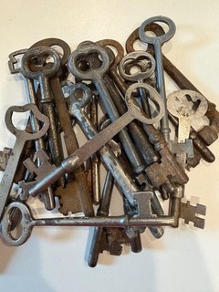 20 Antique VINTAGE Skeleton KEYS Old and Rusty STEAMPUNK Ready