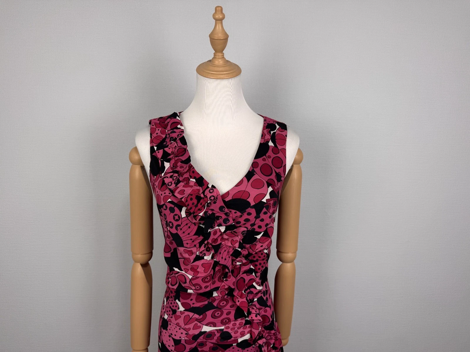 Abito slim Love Moschino rosa fantasia cuori animalier senza maniche scollo a V zip laterale 4