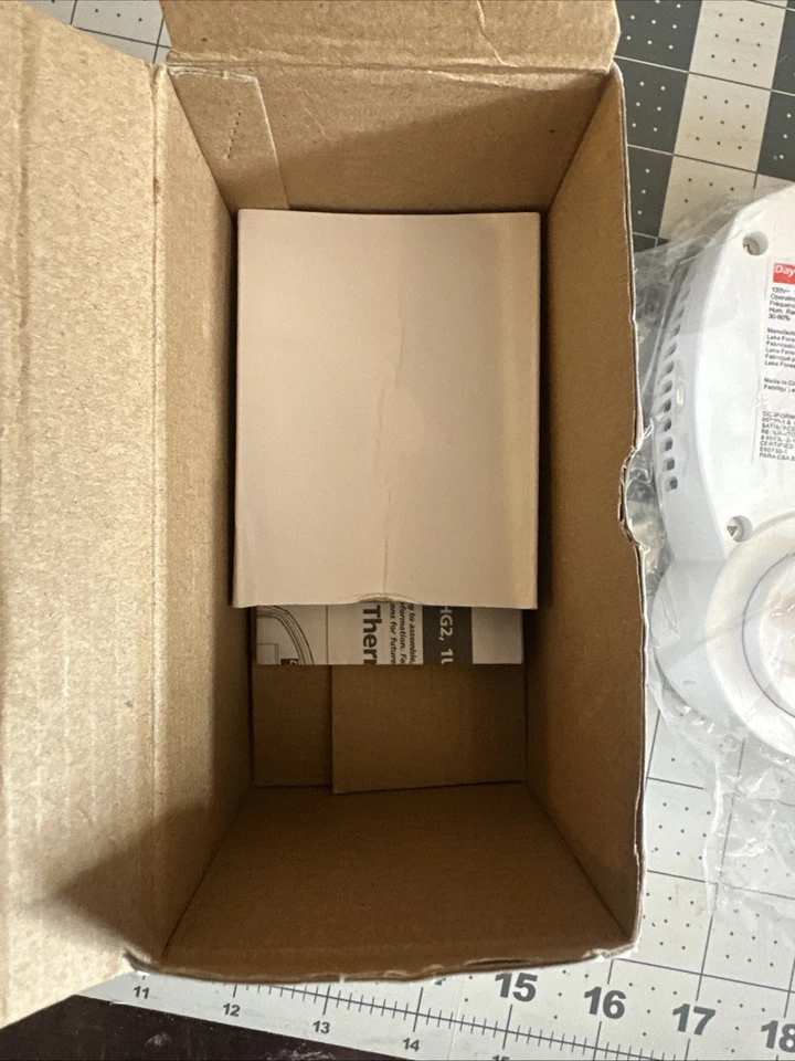 Enchufe Humidificador Dayton 1UHG3 120V 60Hz Rango de Humedad 30-90% Nuevo Caja Abierta Foto 4 de 4