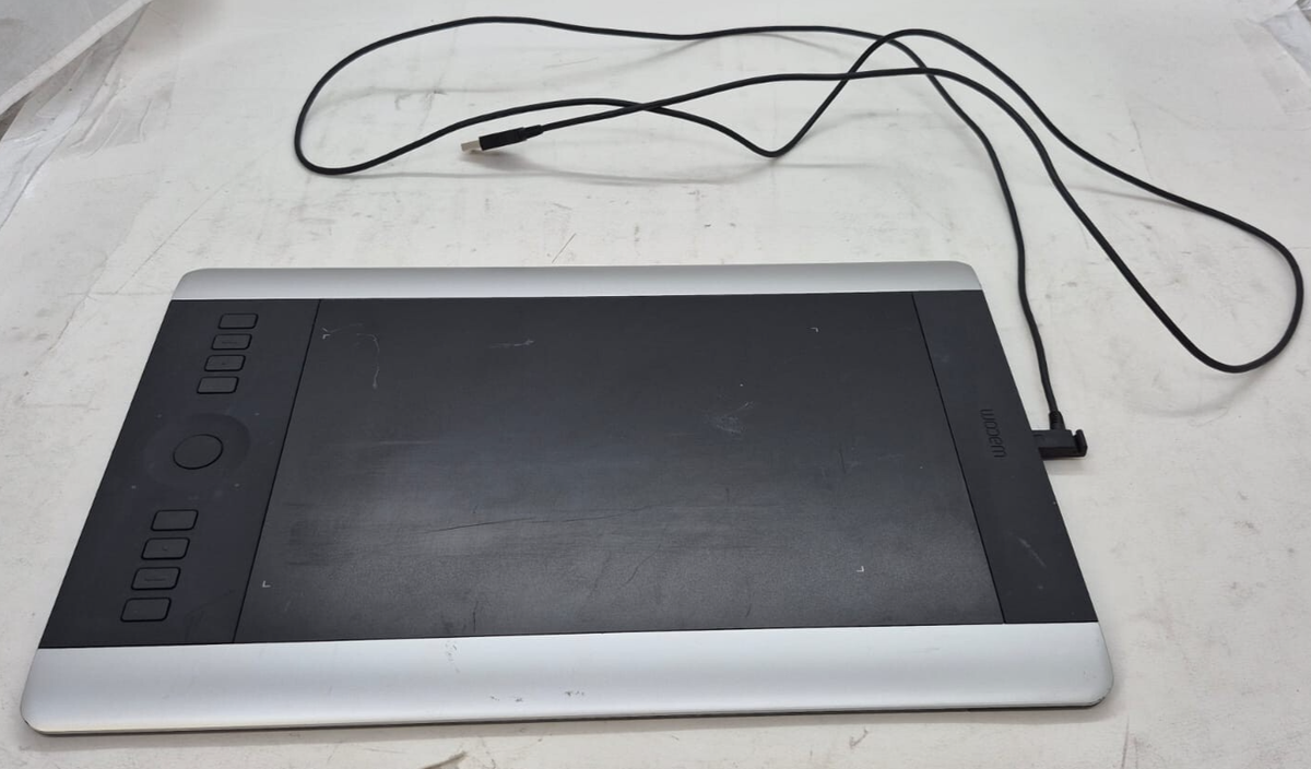 Wacom Intuos Pro Medium PTH-651 Pen Tablet for Artists & Designers